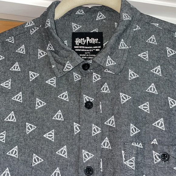 Harry Potter Grey Short Sleeved Button Up Collared Shirt. Like NEW! Men’s L - Picture 2 of 9